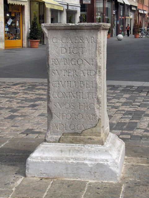 Column of Julius Caesar, where he addressed his army to march on Rome and start the Civil War, Rimini, Italy. Photo: Georges Jansoone / CC BY-SA 4.0
