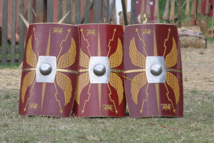 Reenactors portray Roman soldiers in defensive formation – MatthiasKabel – CC-BY SA 3.0