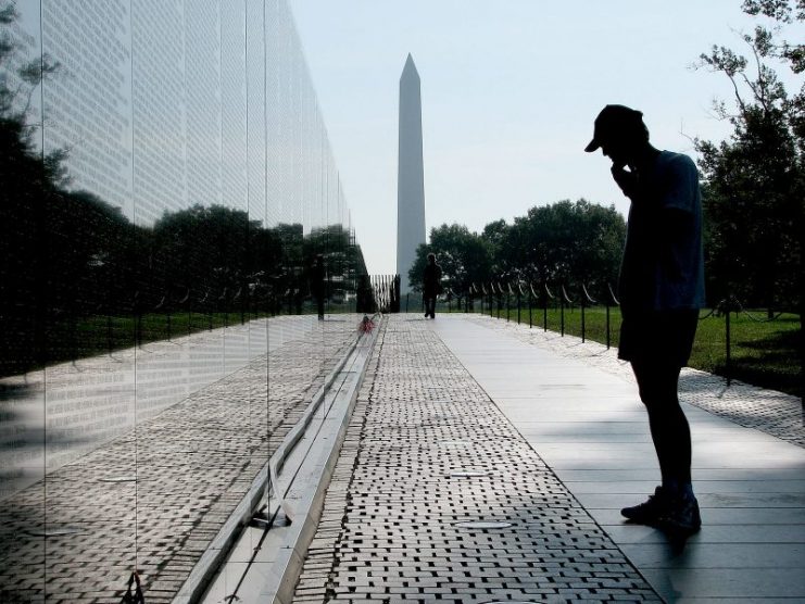 Gazing at the Vietnam War Memorial in Washington. Hu Totya – CC-BY SA 3.0