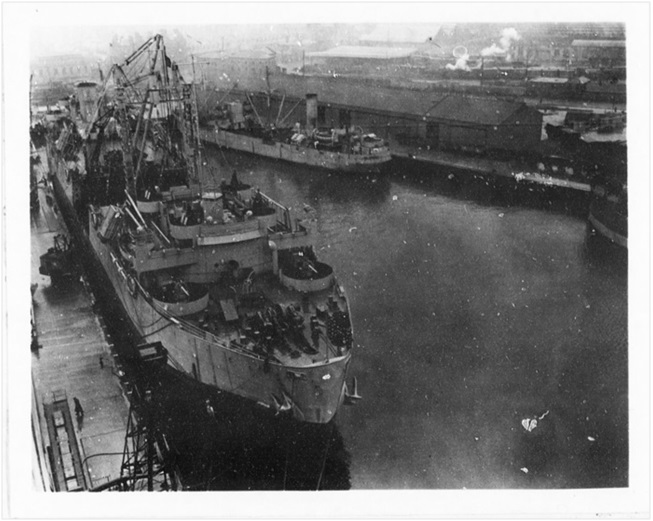 Seatrain Texas unloading vehicles – North Ireland. (National Archives)