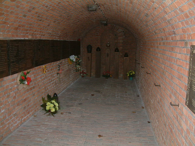 Bunker No. 17 in artillery wall of Fort VII in Poznań, used as improvised gas chamber for early experiments. Radomil – GFDL 1.2