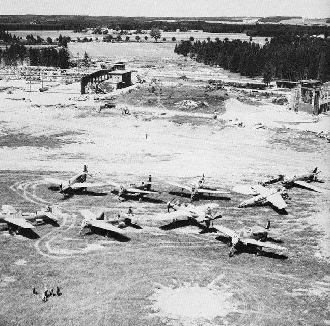 Do-335s on the apron at Oberpfaffenhofen