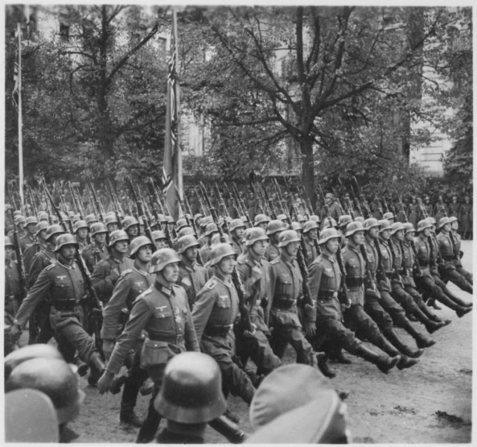 German troops parade through Warsaw Poland 1939. By Bundesarchiv – CC BY-SA 3.0 de