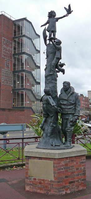 A statue of Arthur Aaron VC by Graham Ibbeson. Photo: Tim Green – CC BY 2.0.