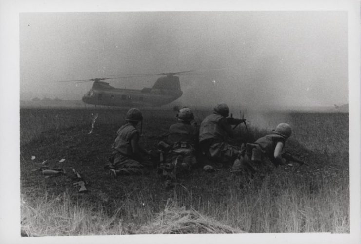 Marines provide machine gun cover for a CH-46 near Đông Hà, 5 May 1968. Photo: USMC.