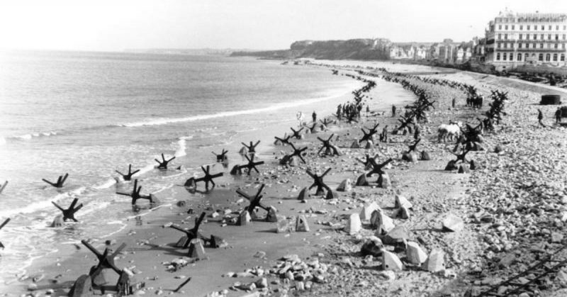 Beach obstacles at Pas de Calais, 18 April 1944. Photo: Bundesarchiv, Bild 101I-719-0240-05 / Jesse / CC-BY-SA 3.0.