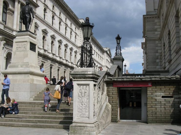 Public entrance, before the 2012 redesign, Clive Steps with the Treasury building on the right and the Foreign and Commonwealth Office on the left. Photo: IxK85, CC-BY-SA 3.0