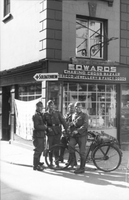 German soldiers in Jersey. Photo: Bundesarchiv, Bild 101I-228-0326-34A / Dey / CC-BY-SA 3.0.