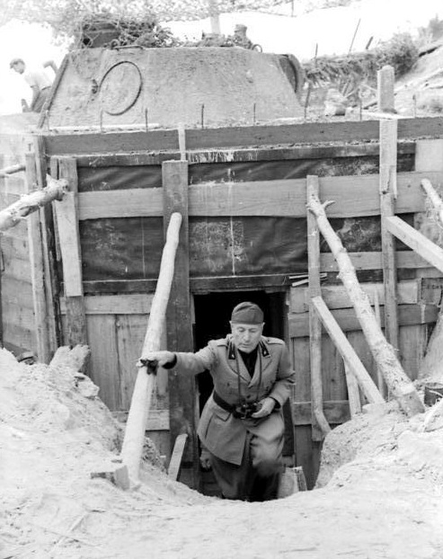 Mussolini inspecting fortifications, 1944. Photo: Bundesarchiv, Bild 101I-316-1175-25 / Vack / CC-BY-SA 3.0.