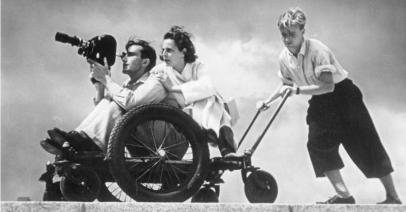 Riefenstahl filming a difficult scene with the help of two assistants, 1936. Photo: Bundesarchiv, Bild 146-1988-106-29 / CC-BY-SA 3.0