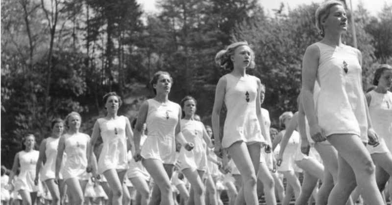 BDM, gymnastics performance,1941. Photo: Bundesarchiv, Bild 183-2000-0110-500 / CC-BY-SA 3.0.