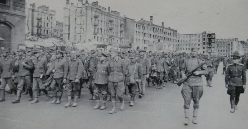 German POWs marching through the Ukrainian city of Kiev under Soviet guard. Photo: Liepaja1941 / CC-BY-SA 3.0