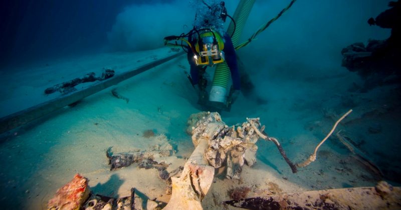 Navy Diver 1st Class Scott Johnson, assigned to Mobile Diving and Salvage Unit (MDSU) 1 and embarked aboard the Safeguard-class salvage ship USNS Salvor (T-ARS-52). Photo: US Navy.