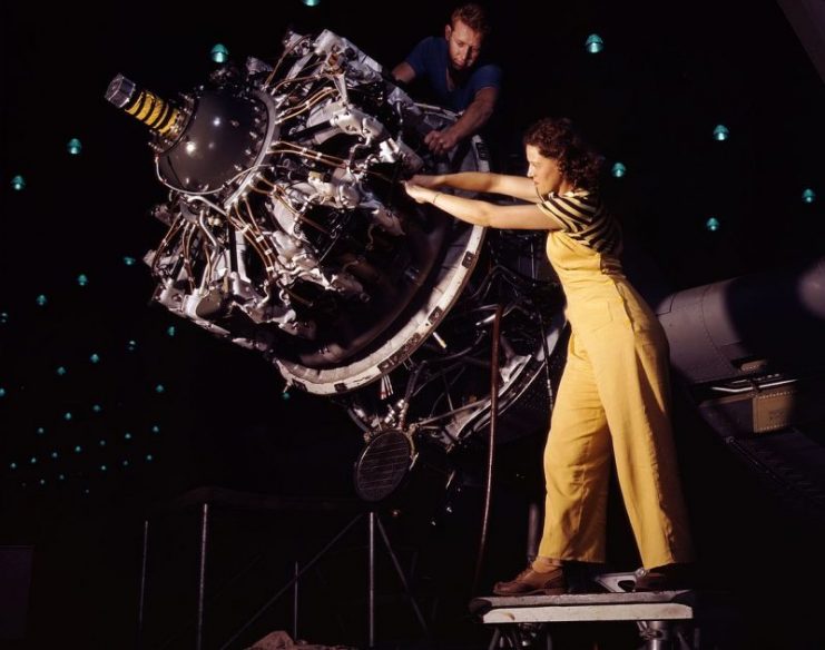 Assembly of Pratt & Whitney R-1830 engines on Douglas C-47 Skytrain aircraft, 1942.