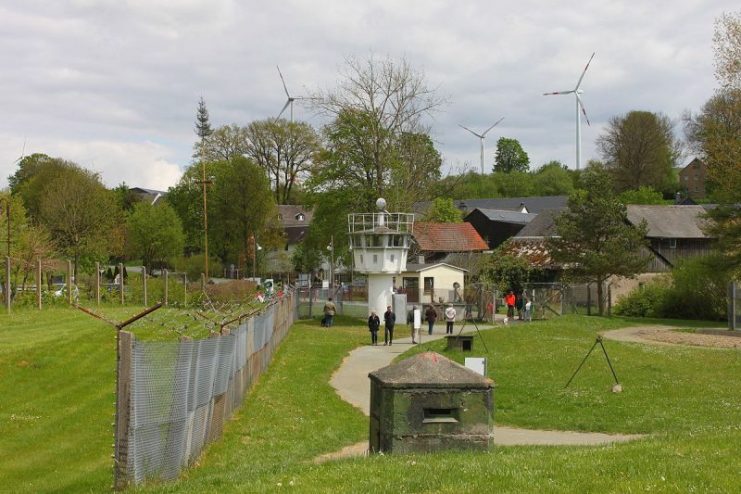 Mödlareuth- A portion is now in Bavaria, the other in Thuringia. By Benreis – CC BY-SA 4.0