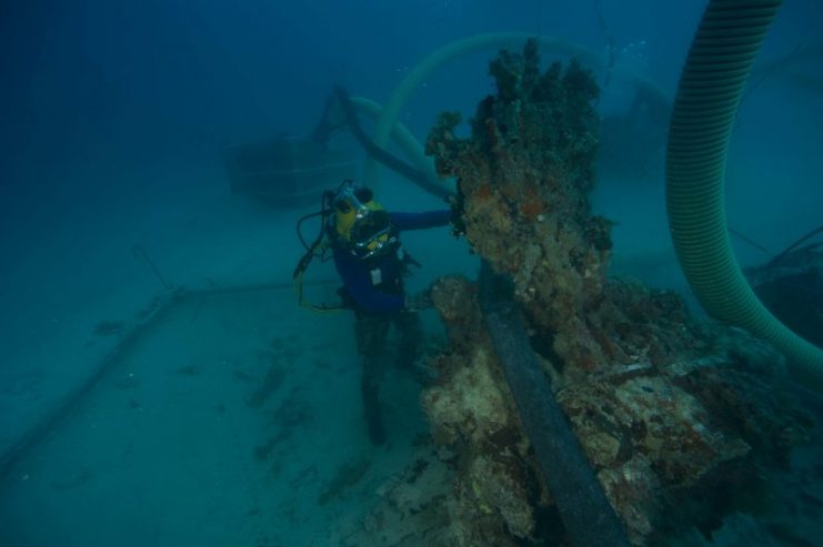 Navy Diver 1st Class Scott Johnson, assigned to Mobile Diving and Salvage Unit (MDSU) 1 and embarked aboard the Safeguard-class salvage ship USNS Salvor (T-ARS-52), 28 January 2018, Koror, Palau. Photo: US Navy.