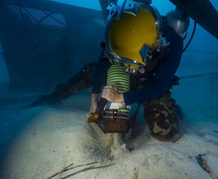 Navy Diver 2nd Class Jordan McElyea, assigned to Mobile Diving and Salvage Unit (MDSU) 1 and embarked aboard the Safeguard-class salvage ship USNS Salvor (T-ARS-52), 28 January 2018, Koror, Palau. Photo: US Navy.