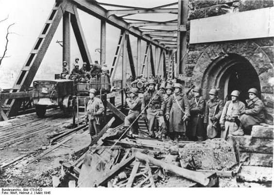 Americans at the Remagen Bridge Germany 8-10 March 1945. Photo: Bundesarchiv.
