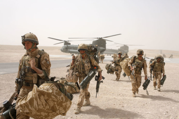 Members of 3rd Battalion, Parachute Regiment walking away from a Boeing CH-47 Chinook