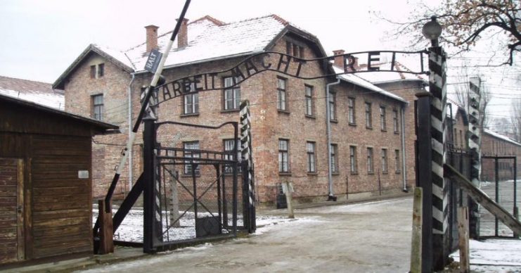 Main entrance to Auschwitz. By Tulio Bertorini (tbertor1) – CC BY-SA 2.0