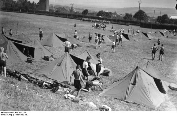 Hitlerjugend camp. Photo: Bundesarchiv, Bild 133-045 / CC-BY-SA 3.0.