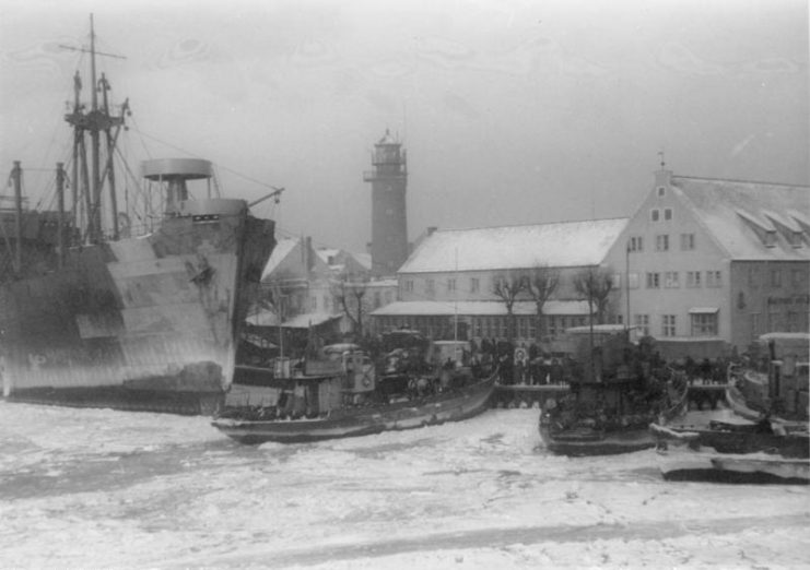 Evacuation from Pillau, 26 January 1945. Photo: Bundesarchiv, Bild 146-1989-033-33 / Budahn, H. / CC-BY-SA 3.0.