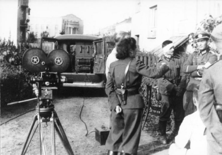 Riefenstahl instructing her film crew in Poland, 1939. Photo: Bundesarchiv, Bild 146-2004-0020 / Burmeister, Oswald / CC-BY-SA 3.0.