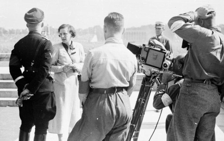 Riefenstahl stands near Heinrich Himmler while instructing her camera crew at Nuremberg, 1934. Photo: Bundesarchiv, Bild 152-42-31 / CC-BY-SA 3.0.