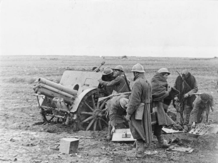 Italian troops manning a 10 cm howitzer at Guadalajara, 1937. Photo: Bundesarchiv, Bild 183-2006-1204-510 / Studnitz, von H.G. / CC-BY-SA 3.0