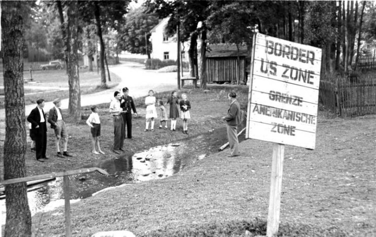 Border town Mödlareuth. The creek forms the zone boundary between Thuringia and Bavaria, which runs through the middle of the village. By Bundesarchiv – CC BY-SA 3.0 de