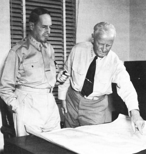 General Douglas MacArthur und Admiral Chester W. Nimitz
