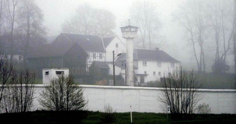 Preserved section of the inner German border wall at Mödlareuth, Bavaria/Thuringia. By Angelo D Alterio - CC BY-SA 2.5