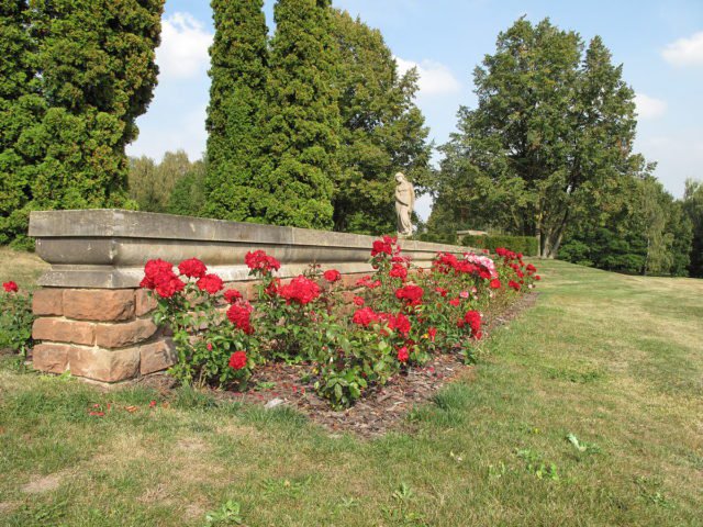 Rest of the wall of the garden in Horák farm, where June 10, 1942 male inhabitants of Lidice were shot. Source: Juan de Vojníkov/ CC BY-SA 3.0/ Wikimedia Commons