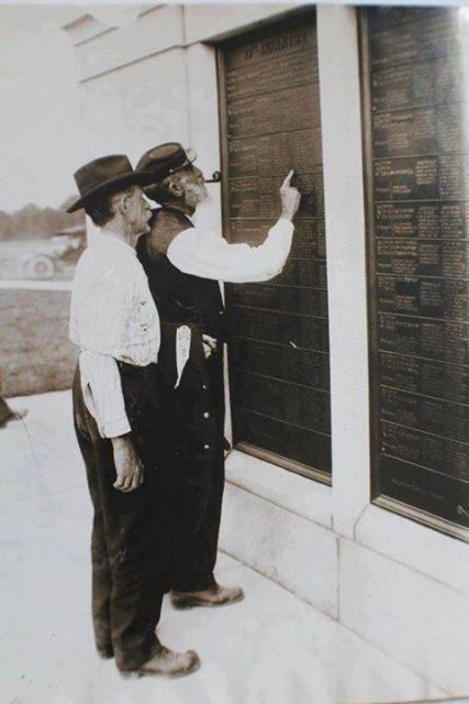 Civil War veterans looking for names on the Pennsylvania Monument Gettysburg reunion 1913
