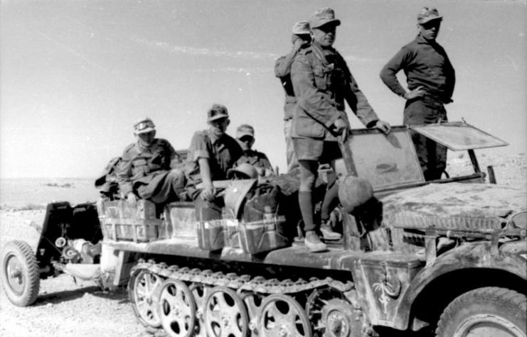 Afrikakorps Anti-tank unit pulling a 37 mm gun comes to a halt. Photo: Bundesarchiv, CC-BY-SA 3.0.