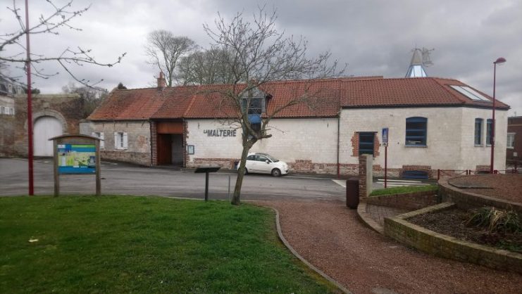 As breweries are usually the most palatial buildings in French towns, they are often chosen as headquarters, or as dressing stations either for field ambulances or regimental aid posts. Photo: ©Jérémy Bourdon