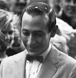 Paul Reubens in 1985 receiving Harvard Lampoon’s Elmer Award for lifetime achievement in comedy.