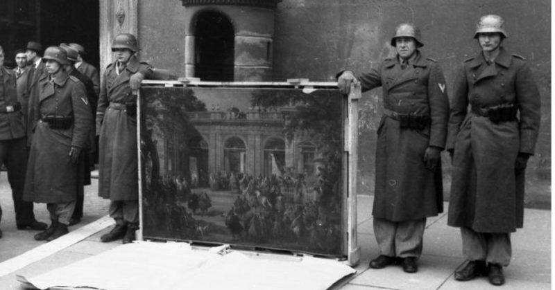 German soldiers of the Hermann Göring Division posing in front of Palazzo Venezia in Rome in 1944 with a picture taken from the Biblioteca del Museo Nazionale di Napoli before the Allied forces' arrival in the city. Photo: Bundesarchiv, Bild 101I-729-0001-23 / Meister / CC-BY-SA 3.0.