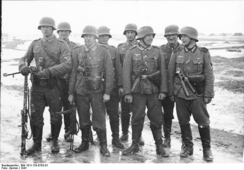 Occupied Poland, 1941: A German squad prepares for a training exercise. By Bundesarchiv – CC BY-SA 3.0 de