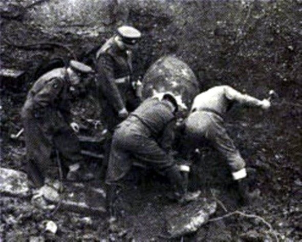 A bomb disposal team in 1940.