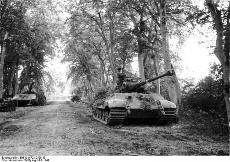 Tiger II tanks in France. Photo: Bundesarchiv, Bild 101I-721-0359-35 / Vennemann, Wolfgang / CC-BY-SA 3.0