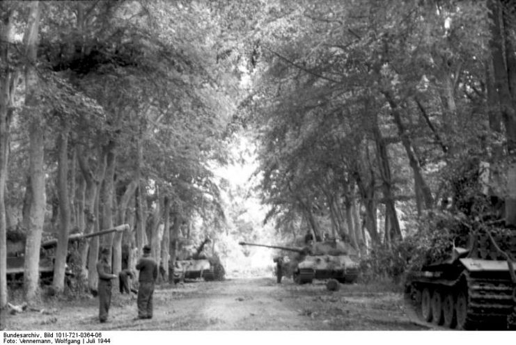 Tigers II in France, July 1944. Photo: Bundesarchiv, Bild 101I-721-0364-06 / Vennemann, Wolfgang / CC-BY-SA 3.0.