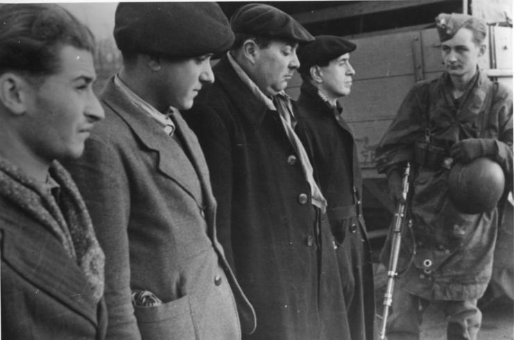 Resistant prisoners in France, July 1944. Photo: Bundesarchiv, Bild 146-1983-077-14A / Licht / CC-BY-SA 3.0.