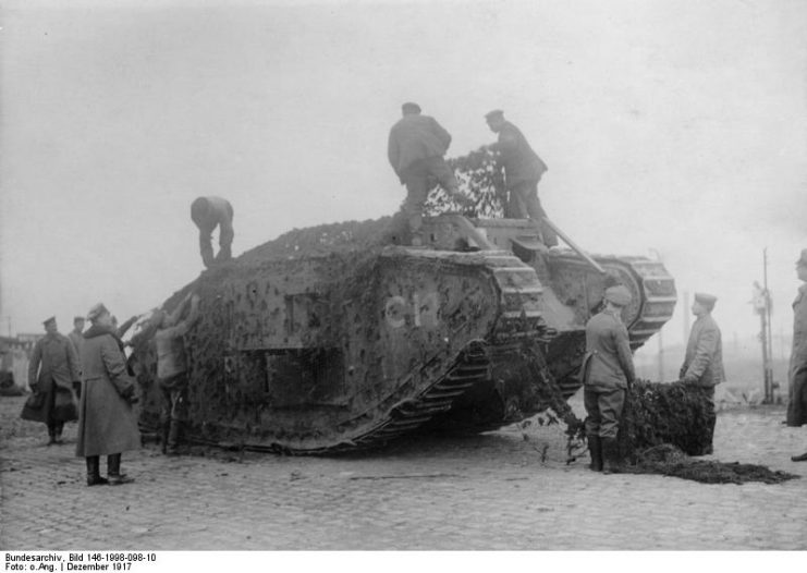 A captured “female” Mark IV tank C14 in 1917. Photo: Bundesarchiv, Bild 146-1998-098-10 / CC-BY-SA 3.0.
