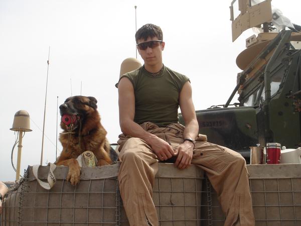 Dustin Lee (killed in 2007 in Iraq) and Lex in Iraq. Photo: L. Rich / CC-BY-SA 3.0