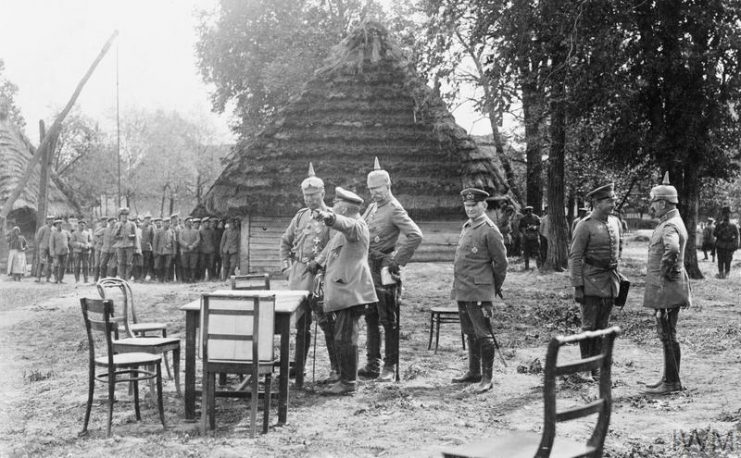 General Otto von Emmich, the Commander of the German X Corps, explaining the situation to Kaiser Wilhelm II. IWM (Q 70780)