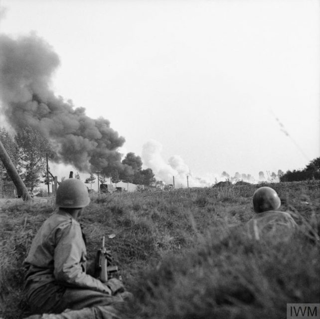 American paratroopers shelter in a ditch in Holland. © IWM (BU 1062)