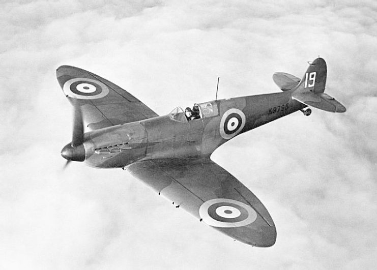 K9795, the 9th production Mk I, with 19 Squadron, showing the wooden, two-blade, fixed-pitch propeller, early “unblown” canopy and “wraparound” windscreen without the bulletproof glass plate. The original style of aerial mast is also fitted.