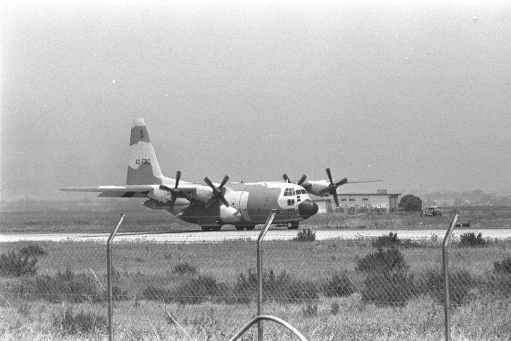 One of the Lockheed C-130 Hercules transport planes lands at Ben-Gurion Airport carrying hijacked Air France passengers rescued in the IDF Operation Entebbe. Photo: Photo: Government Press Office (Israel) / CC BY-SA 3.0
