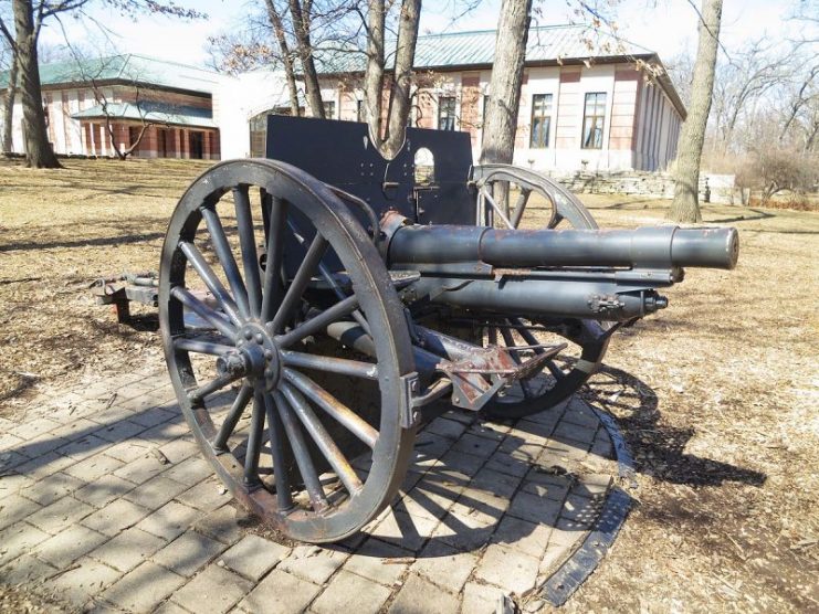 Field gun at the First Division Museum tank park. By Marcus Qwertyus – CC BY-SA 3.0